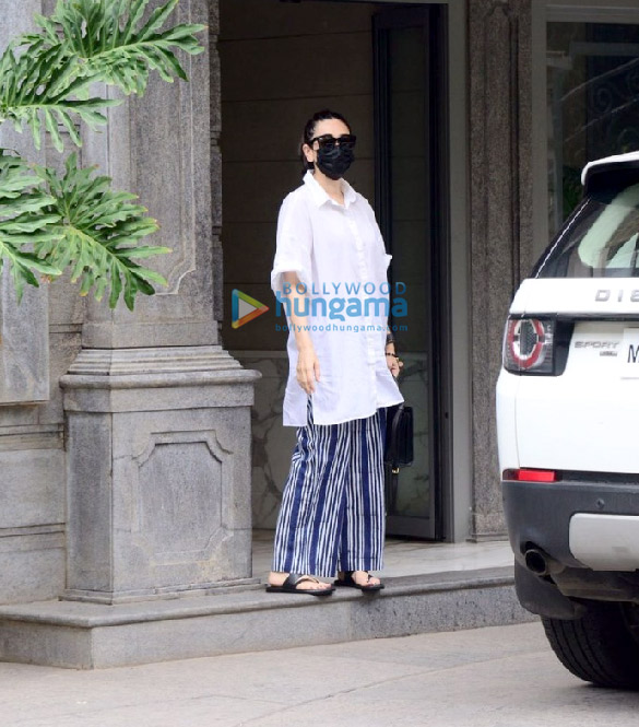 photos kareena kapoor khan and karisma kapoor snapped outside randhir kapoors house in bandra4 3