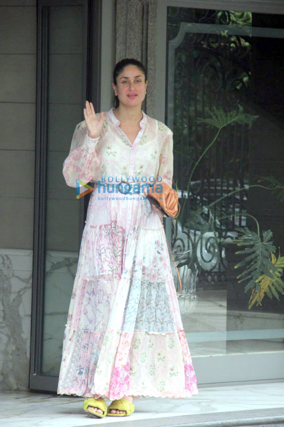 Photos: Kareena Kapoor Khan and Karisma Kapoor snapped outside Randhir Kapoor’s house in Bandra Photos: Kareena Kapoor Khan and Karisma Kapoor snapped outside Randhir Kapoor’s house in Bandra