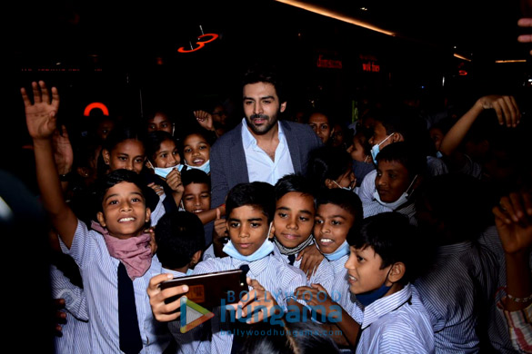 photos kartik aaryan and bhushan kumar host a special screening of bhool bhulaiyaa 2 for the kids of cry foundation 3
