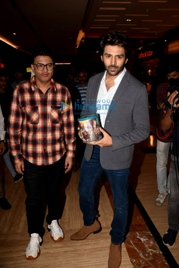 photos kartik aaryan and bhushan kumar host a special screening of bhool bhulaiyaa 2 for the kids of cry foundation 5