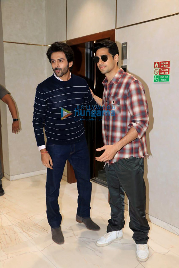 photos kartik aaryan and sidharth malhotra spotted in andheri 3