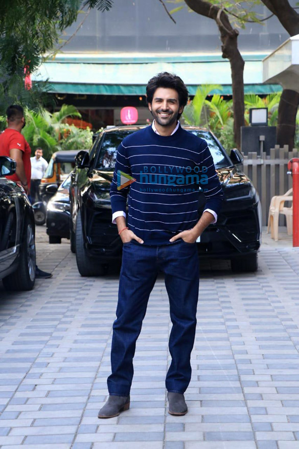 photos kartik aaryan and sidharth malhotra spotted in andheri 5