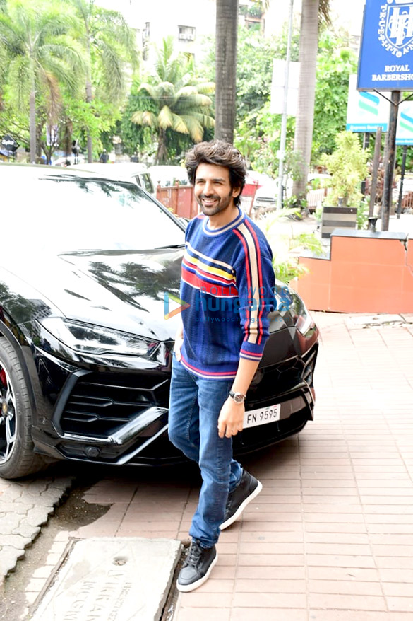 Photos: Kartik Aaryan snapped at Anees Bazmee office in Andheri Photos: Kartik Aaryan snapped at Anees Bazmee office in Andheri
