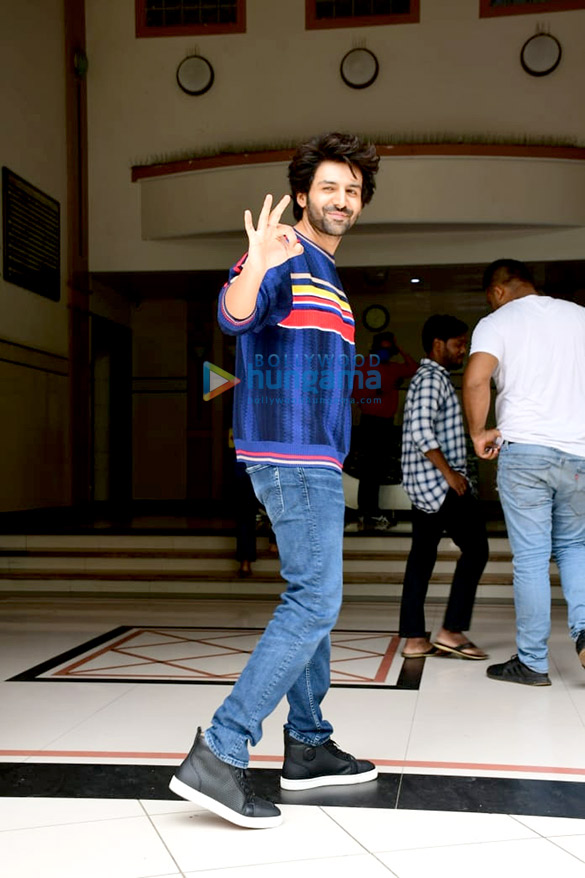 photos kartik aaryan snapped at anees bazmee office in andheri 4