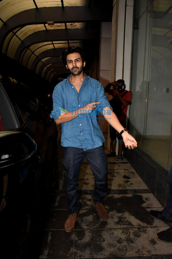 photos kartik aaryan snapped at ashutosh gowarikers office in khar 2