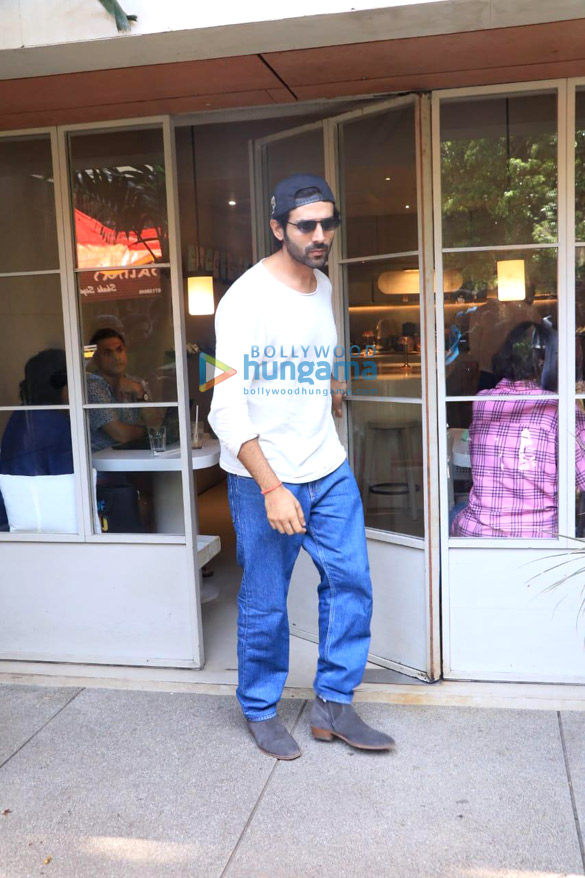 Photos: Kartik Aaryan snapped in Bandra