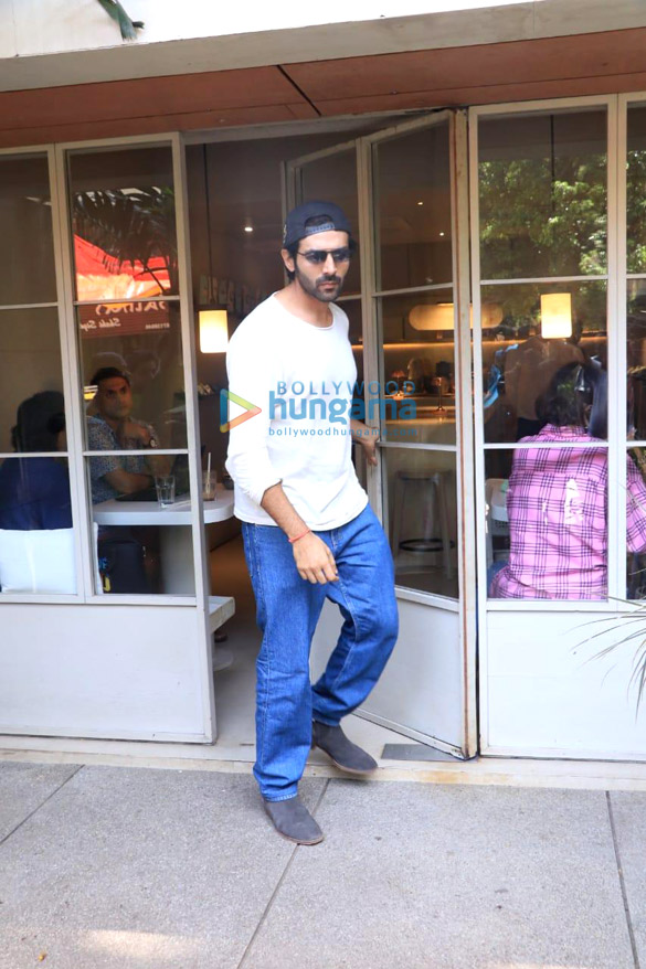 photos kartik aaryan snapped in bandra 3 4
