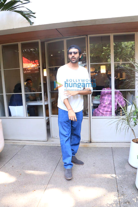 photos kartik aaryan snapped in bandra 4 4