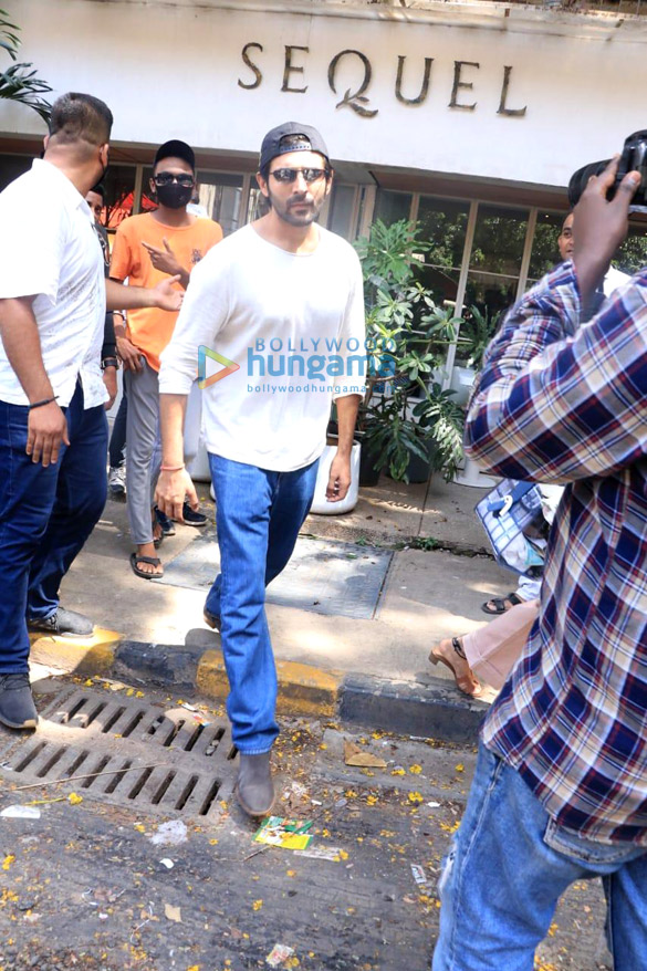 photos kartik aaryan snapped in bandra 5 2