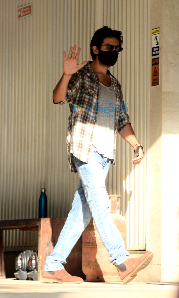 photos kartik aaryan snapped in juhu 1 18