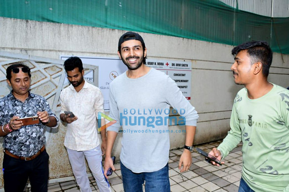 photos kartik aryan snapped at rohit dhawans office juhu 1
