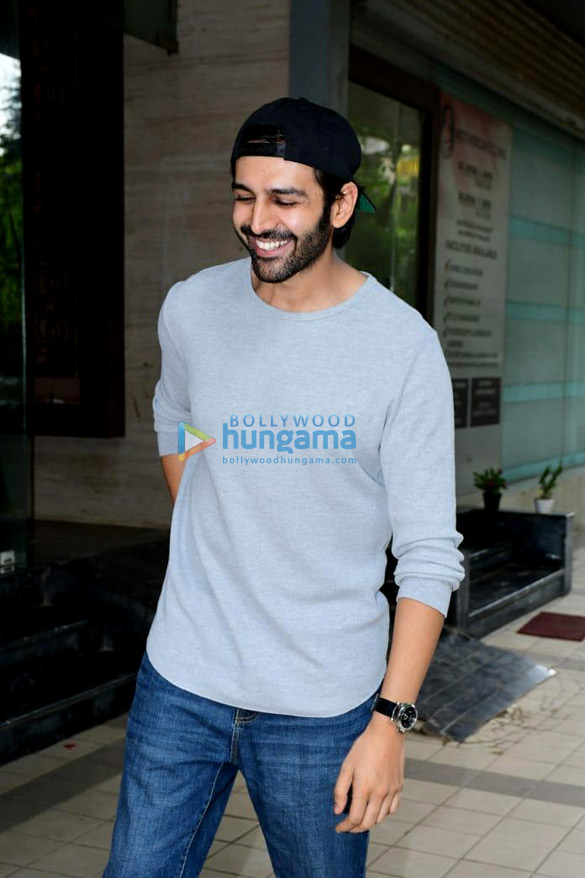 photos kartik aryan snapped at rohit dhawans office juhu 2