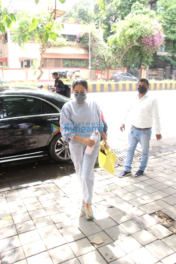 photos mira kapoor spotted outside a clinic in santacruz 11 1
