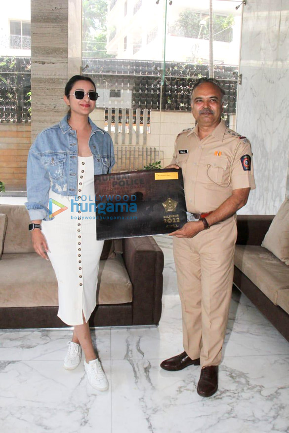 Photos: Mumbai Police visit Parineeti Chopra’s residence to invite her for a program Photos: Mumbai Police visit Parineeti Chopra’s residence to invite her for a program