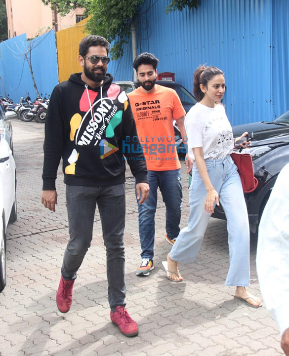 photos rakul preet singh snapped with jackky bhagnani and her brother in bandra 3