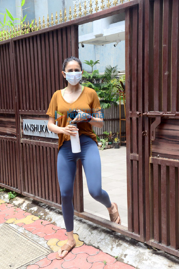 photos rakul preet singh spotted at anshuka yoga in bandra 2 6