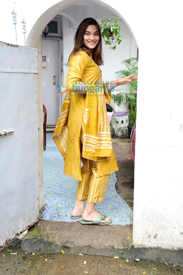photos saiee manjrekar snapped at kathak lessons at nateshwar bhavan 5