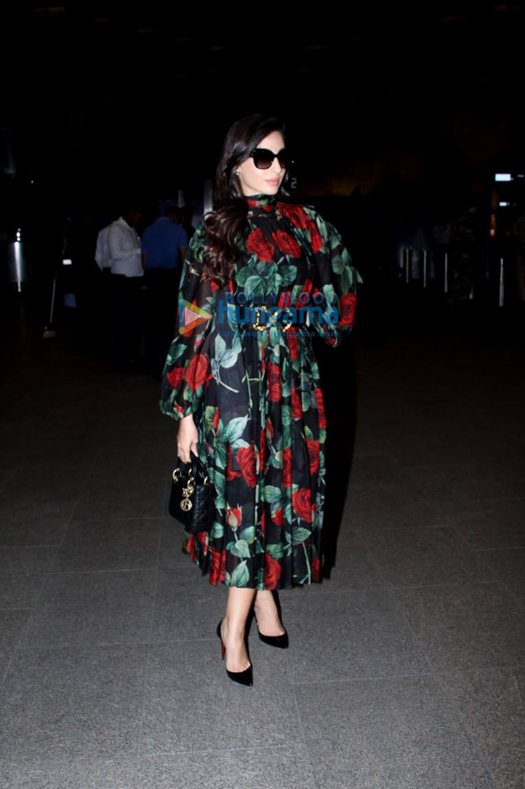 photos salman khan and nora fatehi snapped at the airport 5