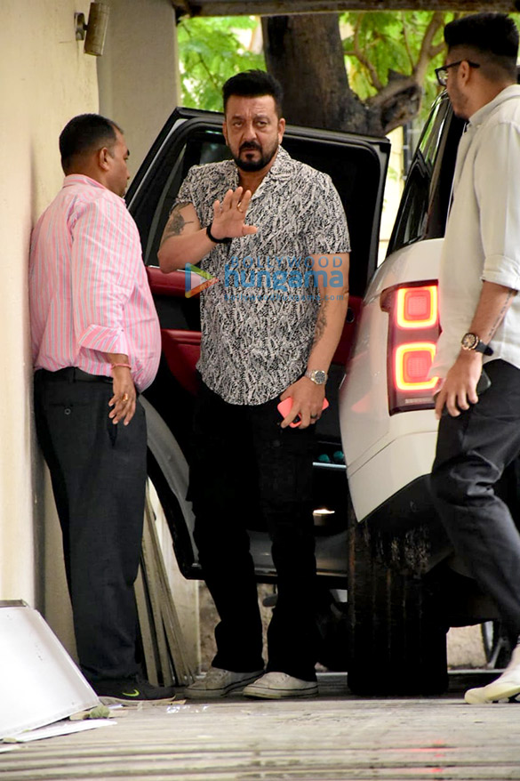photos sanjay dutt spotted in bandra 4