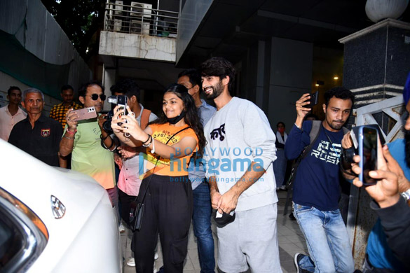 photos shahid kapoor snapped at a clinic in juhu 4