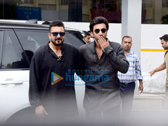 Alia Bhatt's Husband Ranbir Kapoor Aces Ethnic Cool In A Black Kurta And  Blue Jeans For Shamshera Trailer Launch With Sanjay Dutt And Vaani Kapoor