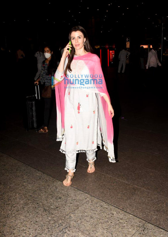 photos shriya saran giorgia andriani and sonu sood snapped at the airport 5