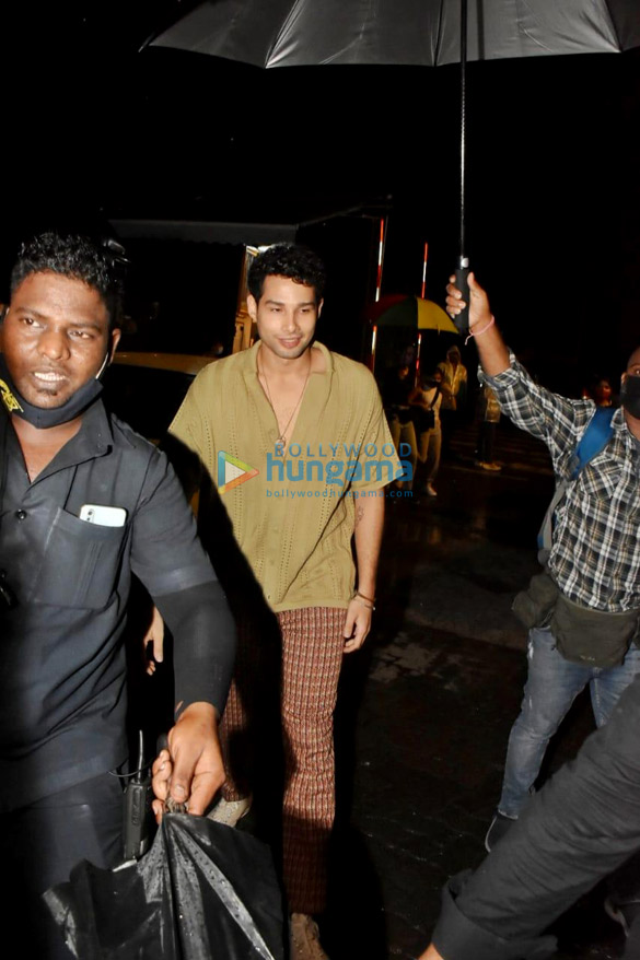 photos siddhant chaturvedi and ananya panday snapped on the sets of kho gaye hum kahan 4