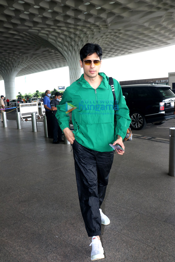 photos sidharth malhotra tusshar kapoor and vidyut jammwal snapped at the airport 4