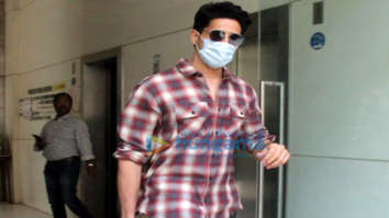 Photos: Sidharth Malhotra spotted in Santacruz