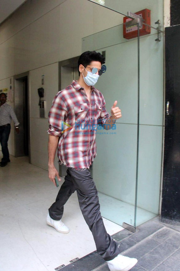 photos sidharth malhotra spotted in santacruz 2 2