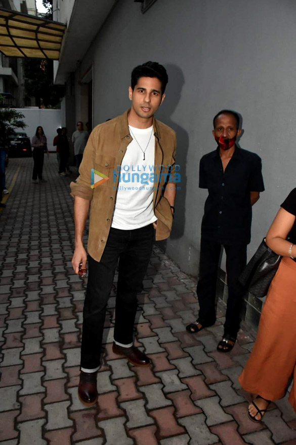 photos sidharth malhotra spotted with ramesh s taurani outside the film producers office in khar 4