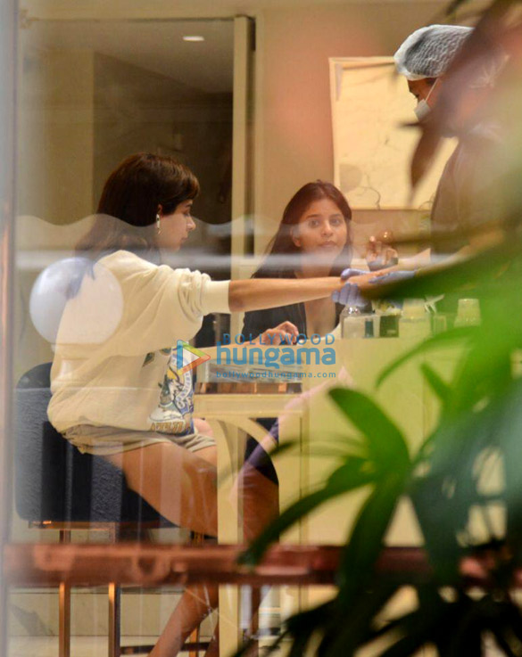 photos suhana khan and khushi kapoor snapped at a salon in bandra 2