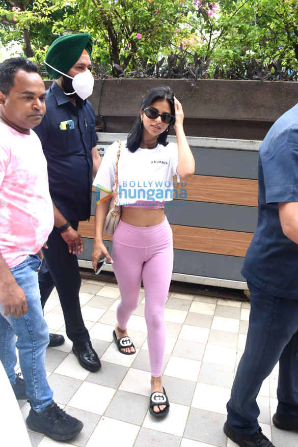 photos suhana khan and khushi kapoor snapped outside their dance classes 3