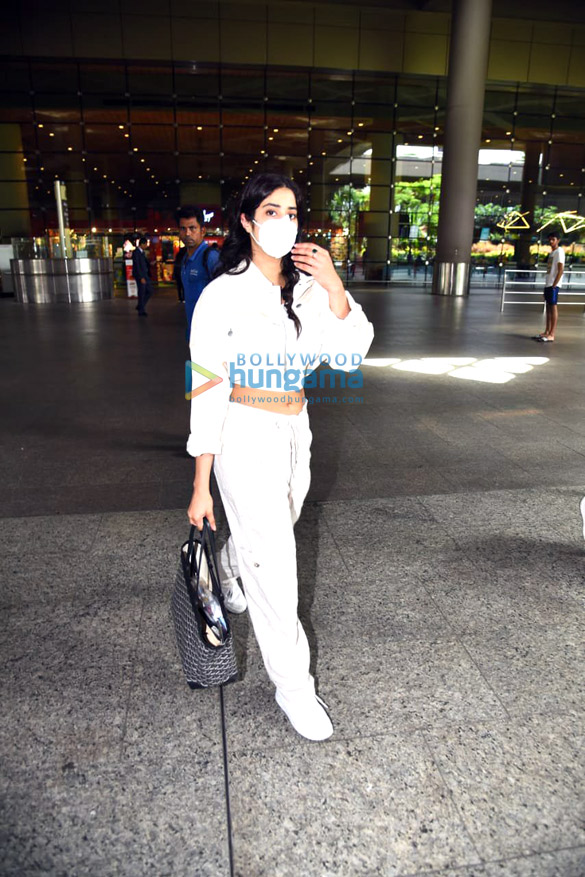 photos varun dhawan janhvi kapoor and mouni roy snapped at the airport 4