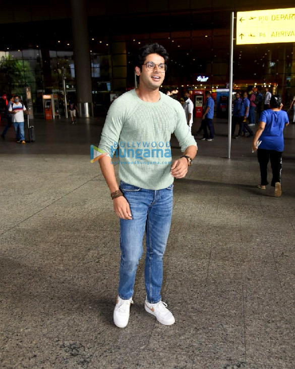 photos varun dhawan janhvi kapoor and others snapped at the airport 1