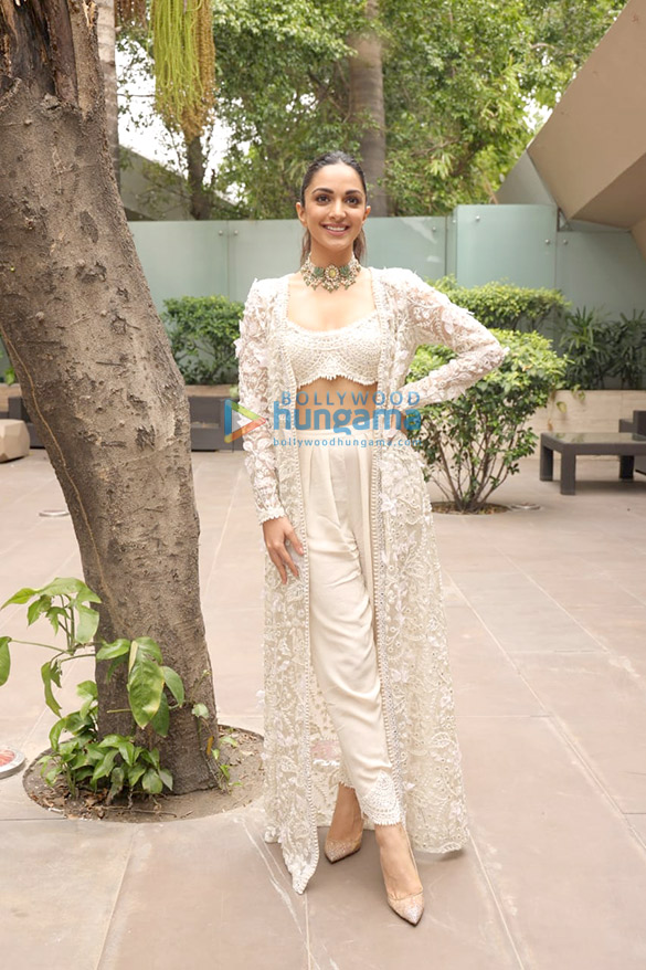 photos varun dhawan kiara advani maniesh paul anil kapoor and neetu kapoor snapped during the promotions of jugjugg jeeyo 8