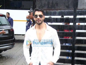 Photos: Varun Dhawan and Kiara Advani snapped at the Kalina airport leaving for Pune to promote the film Jugjugg Jeeyo