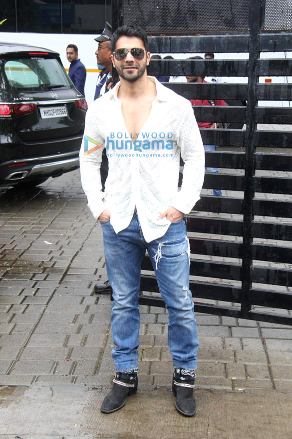 photos varun dhawan and kiara advani snapped at the kalina airport leaving for pune to promote the film jugjugg jeeyo 5
