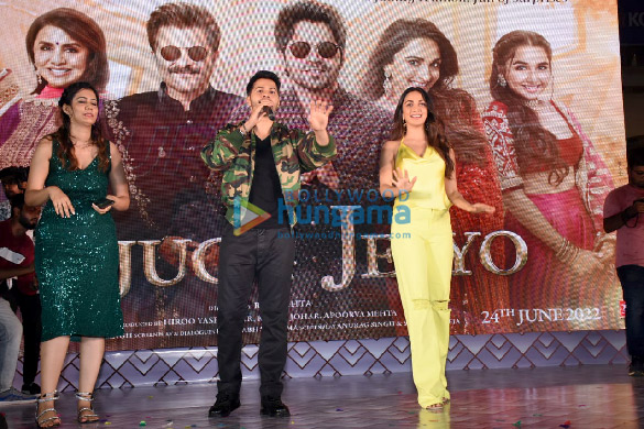 photos varun dhawan and kiara advani snapped promoting jugjugg jeeyo at korum mall thane 1