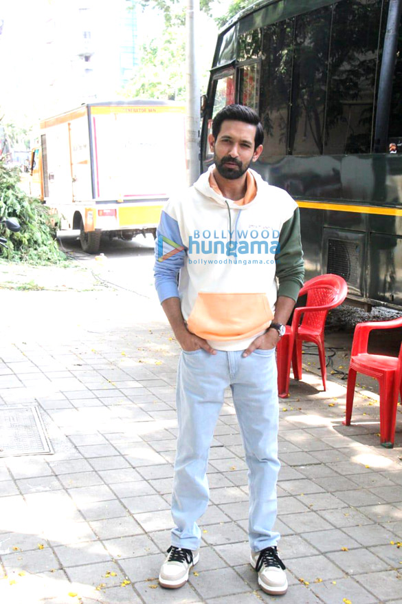 photos vikrant massey spotted in khar while shooting for an ad 1