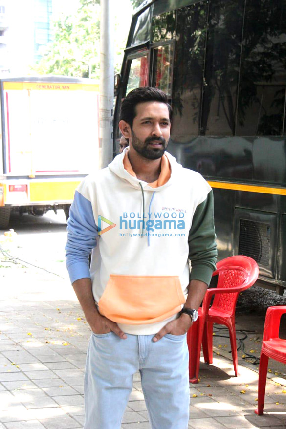 Photos: Vikrant Massey spotted in Khar while shooting for an ad Photos: Vikrant Massey spotted in Khar while shooting for an ad