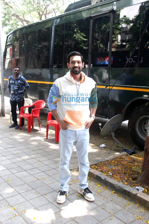 photos vikrant massey spotted in khar while shooting for an ad 4