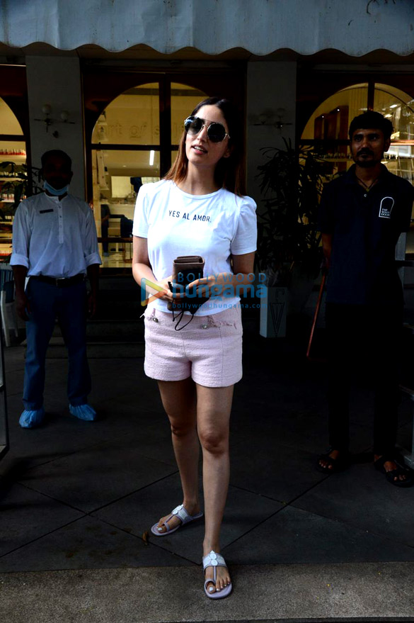 photos yami gautam dhar snapped at a salon in bandra 4