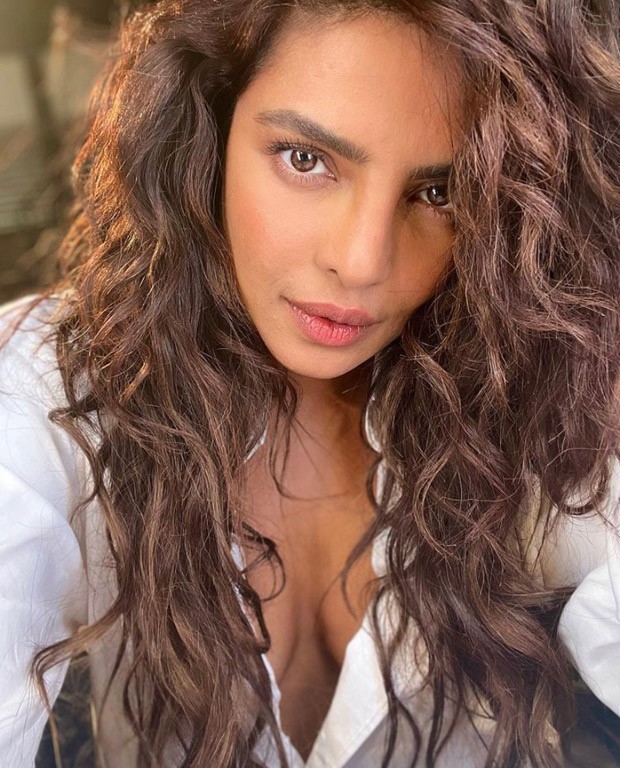 Priyanka Chopra Jonas nails the gorgeous minimal make-up look with chic curly hair; Here’s how you can recreate the look Priyanka Chopra Jonas nails the gorgeous minimal make-up look with chic curly hair; Here’s how you can recreate the look