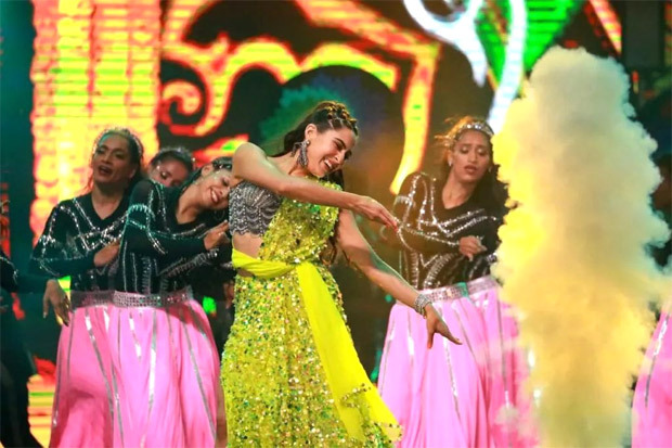 IIFA 2022: Sara Ali Khan enthralls Abu Dhabi with her 'Chaka Chak' performance, see inside pics and videos 