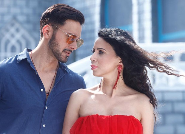 Rajniesh Duggal and Rozlyn Khan team up for the music video 'Aa Bhi Jaa'