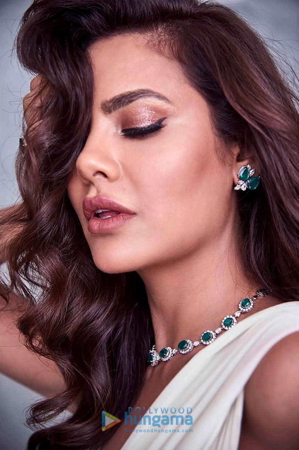 esha gupta 9 3