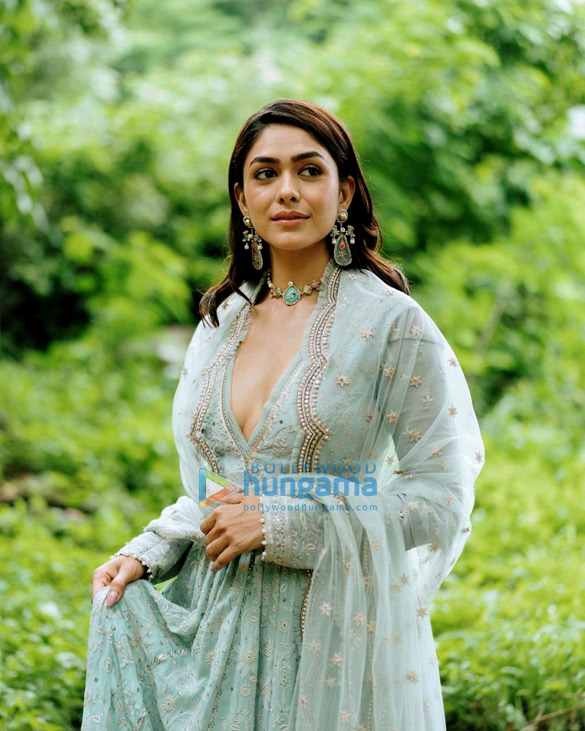 mrunal thakur 2 67