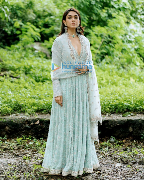 mrunal thakur 3 45