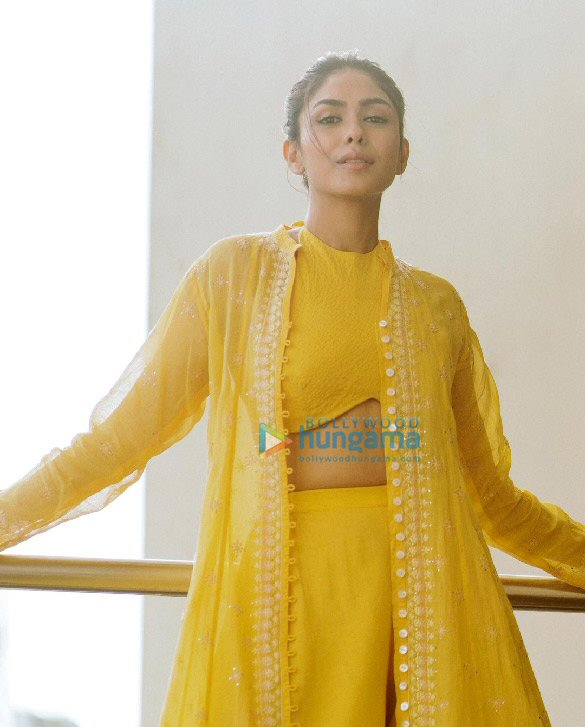 mrunal thakur 4 23